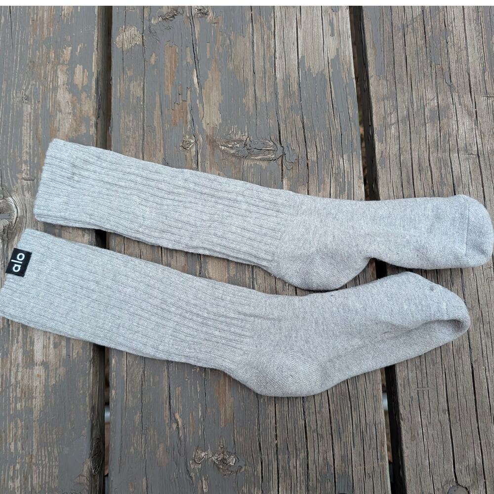 Alo Yoga Light Grey Heather Ribbed Crew Scrunch Socks Pilates Athleisure - Picture 3 of 5